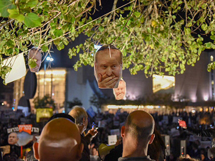 אחד המיצגים בהפגנה, הערב (צילום: קובי ריכטר/TPS)