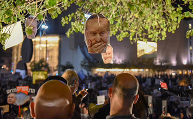 אחד המיצגים בהפגנה, הערב (צילום: קובי ריכטר/TPS)