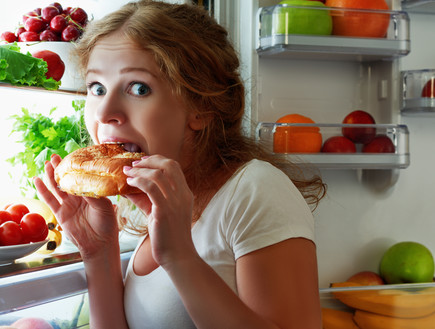אישה אוכלת מתוך המקרר (צילום: אימג'בנק / Thinkstock)
