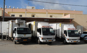 משאיות האספקה לפני יציאה של קייטרינג נשות חורה (צילום: ויקיפדיה)