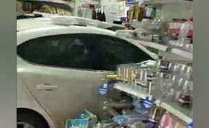 תקרית חד פעמית: המכונית נכנסה בחנות (צילום: מתוך "חדשות הבוקר" , קשת12)
