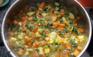מרק ירקות מושלם לדיאטה (צילום: דנה בר-אל שוורץ, אוכל טוב)