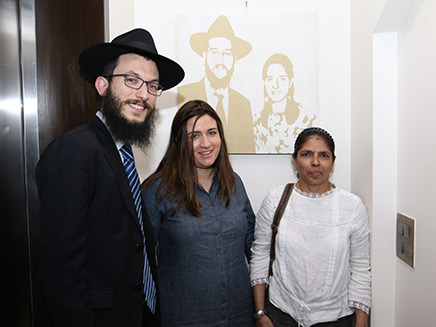 גם סנדרה המטפלת הצטרפה לביקור (צילום: Chabad of Mumbai / Chabad.org‎)