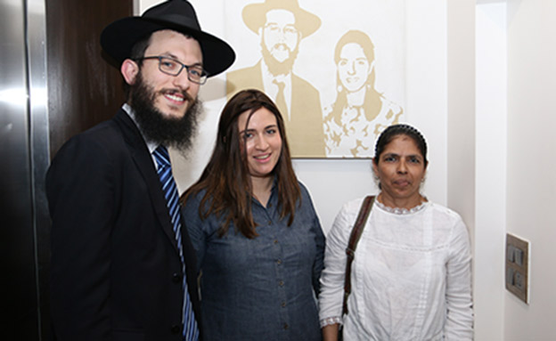 גם סנדרה המטפלת הצטרפה לביקור (צילום: Chabad of Mumbai / Chabad.org‎)