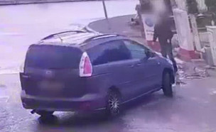 הנהג יצא למלא אוויר, הגנב נכנס לרכב ונסע (צילום: מתוך "חדשות הבוקר" , קשת12)
