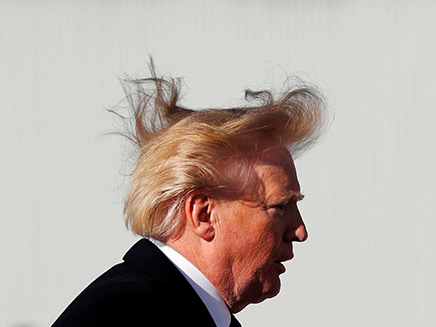 שיערו של טראמפ נאבק ברוח (צילום: רויטרס)