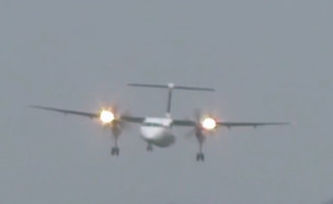 תיעוד מבהיל: מטוס נוסעים מטולטל בעוצמה (צילום: מתוך "חדשות הבוקר" , קשת12)