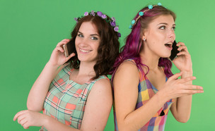 בחורות מדברות בסמארטפונים (צילום: Nikolai Kazakov, ShutterStock)