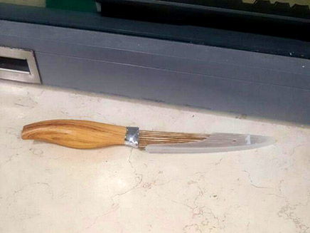 הסכין שנמצאה על גופו של החשוד (צילום: דוברות המשטרה)