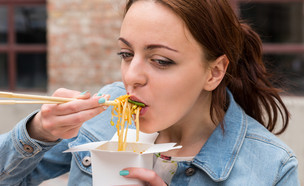 אישה אוכלת נודלס (צילום: shutterstock)