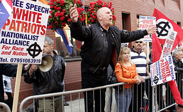 פעילי ימין  - "סותמים לנו את הפה" (צילום: רוירטס)