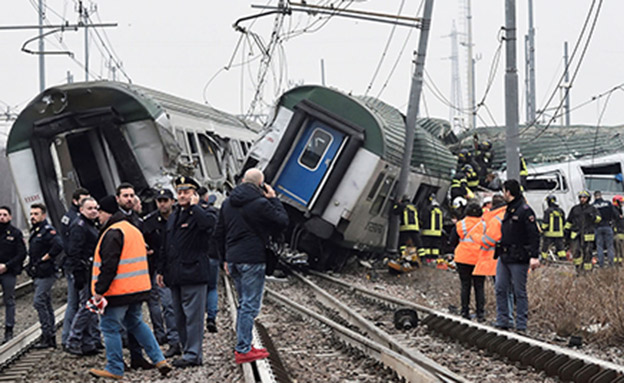 הרכבת שהתהפכה באיטליה (צילום: SKY NEWS)