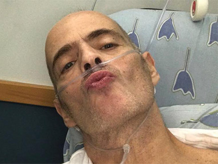 התמונה שהעלה הזמר אדם מבית החולים (צילום: מתוך עמוד הפייסבוק הרשמי של אדם)