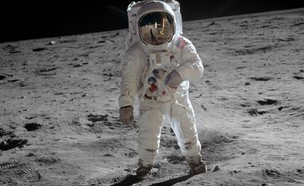 אולדרין מתנדנד על הירח (צילום: נאס"א)