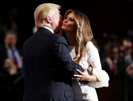 טראמפ ומלניה מתחבקים (צילום: GettyImages)