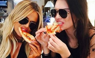 קרדשיאניות אוכלות פיצה (צילום: מתוך instagram)