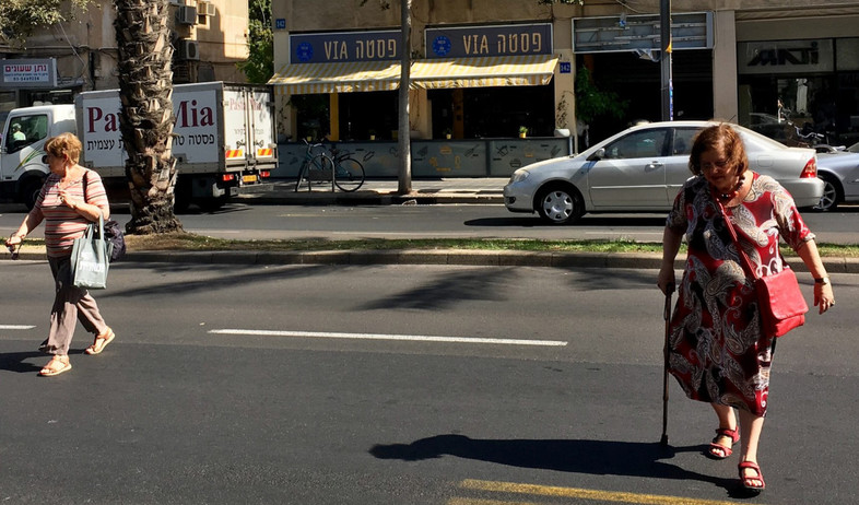 רחוב אבן גבירול בתל אביב. אין מקום לחצות (צילום: מירב מורן, TheMarker)
