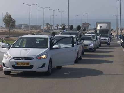 מאות בשיירת רכבים נגד הכפייה הדתית באשדו (צילום: החדשות)