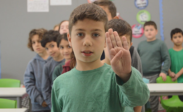 צפו: לומדים שפת הסימנים (צילום: החדשות)