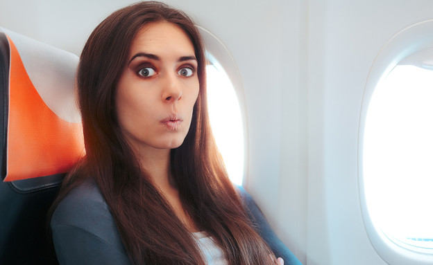 אישה במטוס (צילום: shutterstock)