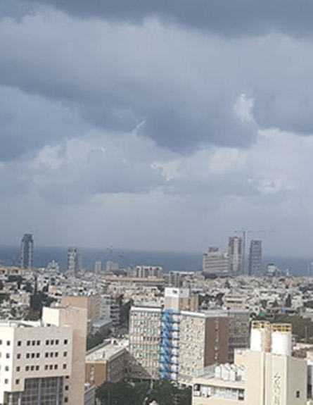מעונן חלקית, חם ויבש, תל אביב