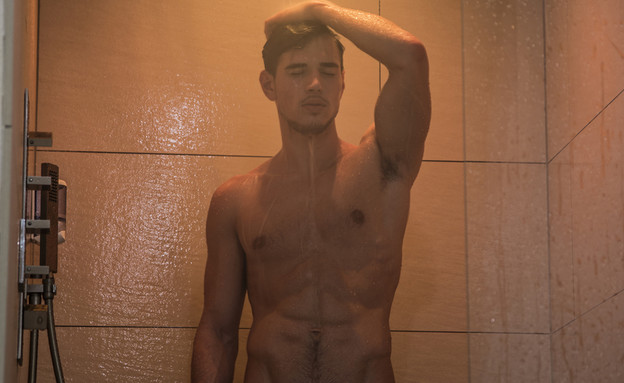 גבר במקלחת (צילום: Shutterstock)