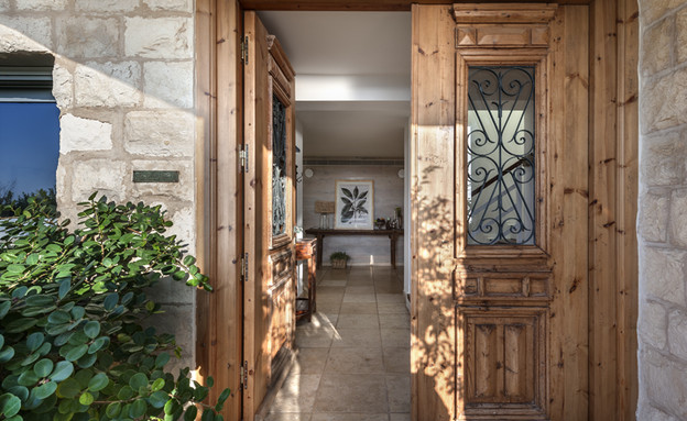 בית ינאי, עיצוב לורן רייק, סטיילינג אמיר שאול, כניסה (צילום: עודד סמדר)