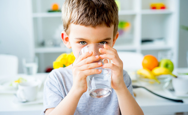 ילד שותה כוס מים (צילום: shutterstock)