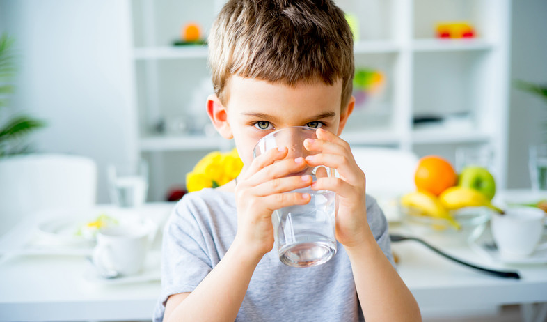 ילד שותה כוס מים (צילום: shutterstock)