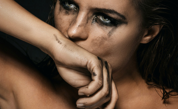 אישה בוכה עם איפור מרוח על הפנים (אילוסטרציה: By Dafna A.meron, shutterstock)