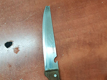 הסכין שנתפסה על החשוד (צילום: דוברות מג