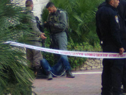 מעצר החשוד בכניסה לחשמונאים (צילום: רבשצ חשמונאים)