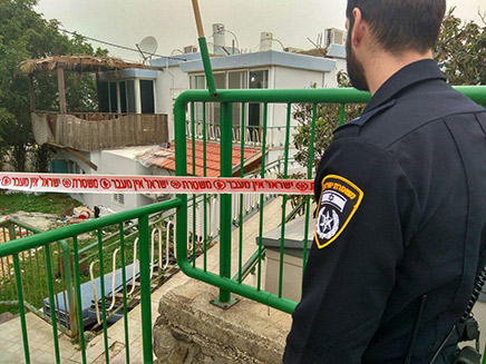 שוטר מחוץ לבית בו נדקרה האישה