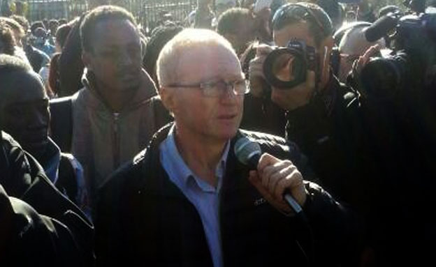 גרוסמן בהפגנה נגד היחס למבקשי המקלט (צילום: יוסי זילברמן, חדשות 2)