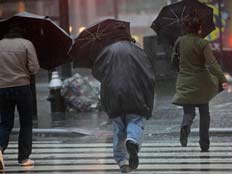 חורף, אנשים בגשם (צילום: חדשות 2)