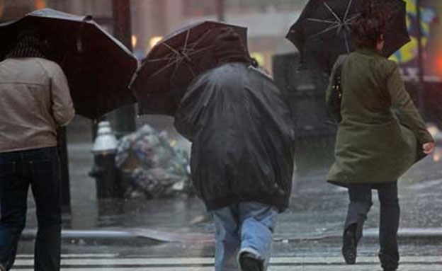 חורף, אנשים בגשם (צילום: חדשות 2)
