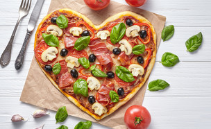 פיצה בצורת לב (צילום: GreenArt, Shutterstock)