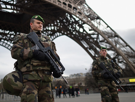 חיילים צרפתים באייפל (צילום: Jeff J Mitchell, gettyimages)