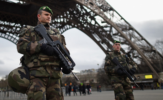חיילים צרפתים באייפל (צילום: Jeff J Mitchell, gettyimages)