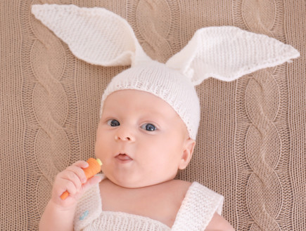 תינוק אוכל גזר (אילוסטרציה: By Dafna A.meron, shutterstock)