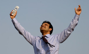 גבר שמח עם טלפון סלולרי (צילום: אימג'בנק / Thinkstock)