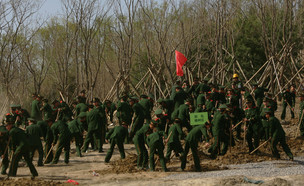 חיילים סינים נוטעים עצים (צילום: China Photos / Stringer, gettyimages)