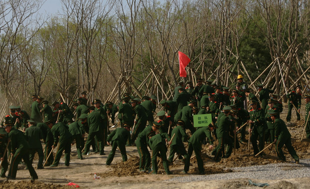 חיילים סינים נוטעים עצים (צילום: China Photos / Stringer, gettyimages)