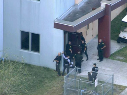 השוטרים בפריצה לבית הספר (צילום: CNN)