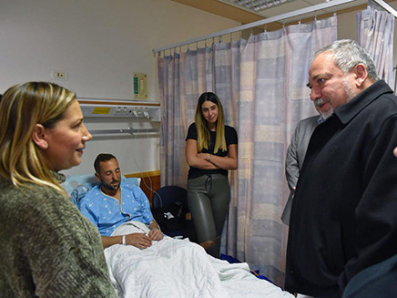 ביקור שר הביטחון בבית החולים, היום (צילום: אריאל חרמוני, משרד הביטחון)
