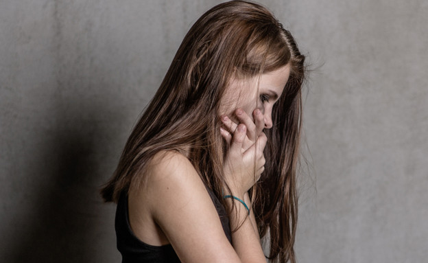 נערה טרנסית בוכה (צילום: Ermolaev Alexander, Shutterstock)