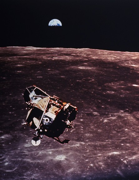 אפולו 11 עולה מעל פני הירח (צילום: ap)