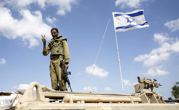 חייל עושה וי (צילום: Ilia Yefimovich / Stringer, gettyimages)