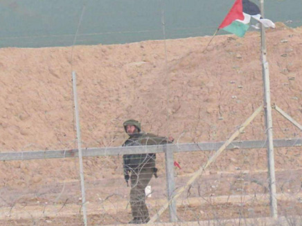 הדגל שהוצב על גבול הרצועה (צילום: מתוך התקשורת הפלסטינית)