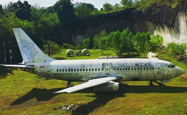 מטוס נטוש בבאלי (צילום: gorgeousprincessnic, מתוך instagram)